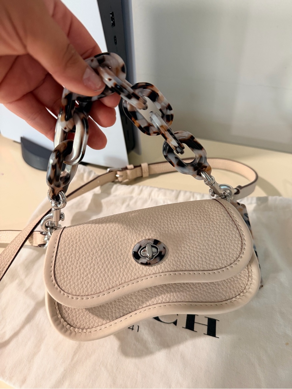 Coach mini wavy dinky Cream Pebble Leather Shoulder Bag with Tortoiseshell Link - Picture 4 of 15